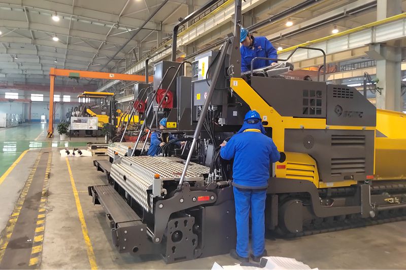 1、工人們抓緊時間總裝即將出口的瀝青混凝土攤鋪機.jpg